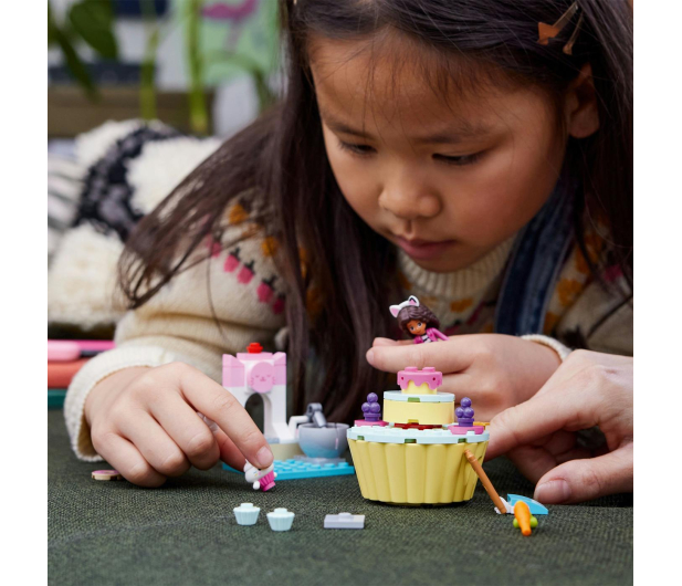 LEGO Koci domek Gabi 10785 Pieczenie tortu z Łakotkiem - 1159398 - zdjęcie 10